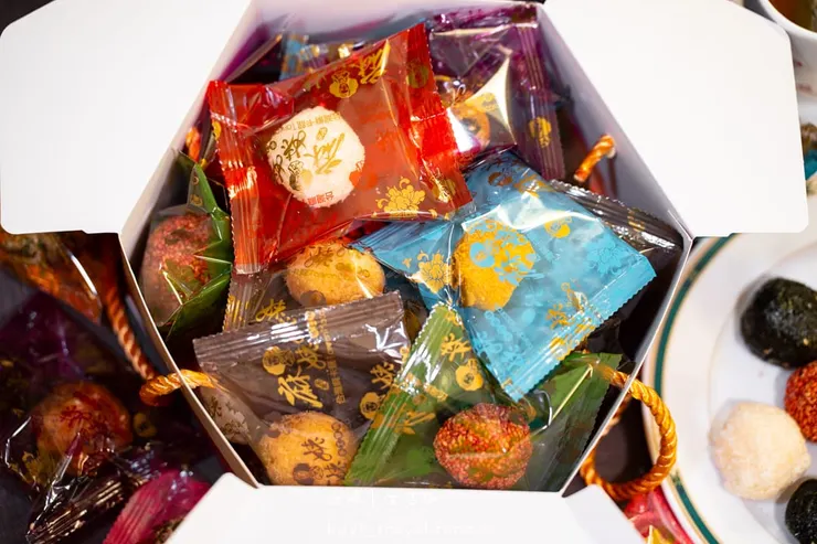 [台中大甲伴手禮]麻姥姥手工餅舖，媽祖欽點的供品？麻荖盆花供佛美翻天，傳承五代百年手藝，過年限定木盒、抹茶口味必搶，2026禮盒推薦