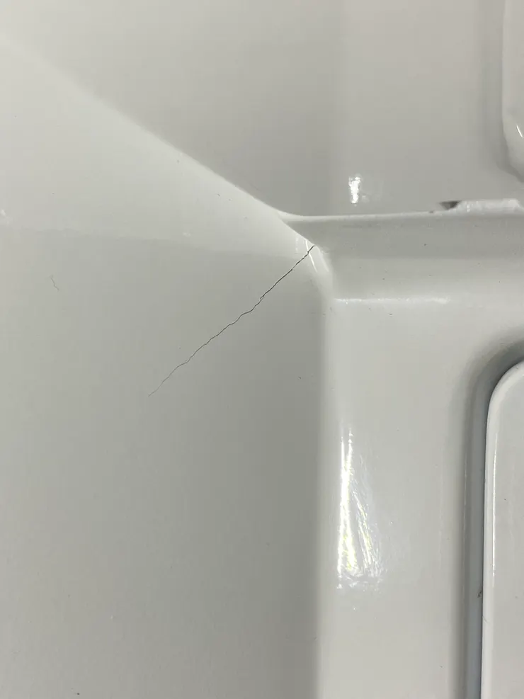 這邊的裂痕我在之後才知道是BC的通病，控台的應力造成