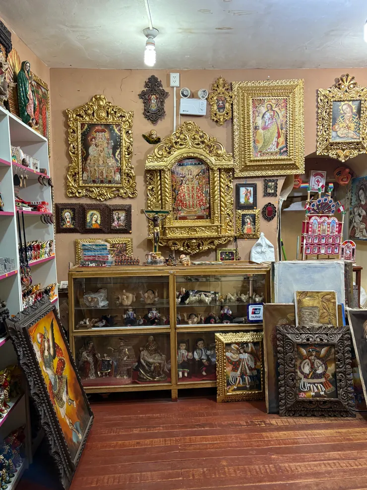 也在廣場旁的畫廊，是金光閃閃的庫斯科畫派的作品！