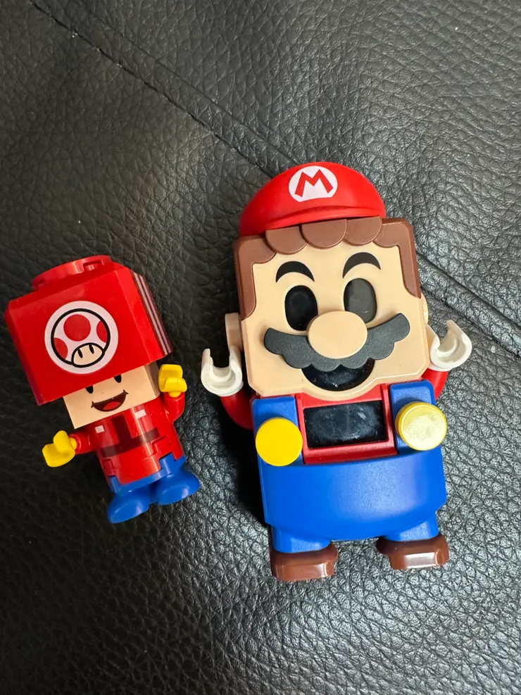 瑪利歐剛來我們家的深夜,剩下我一個人沒闔眼在客廳,它不停對我眨眼睛👀我嚇壞了