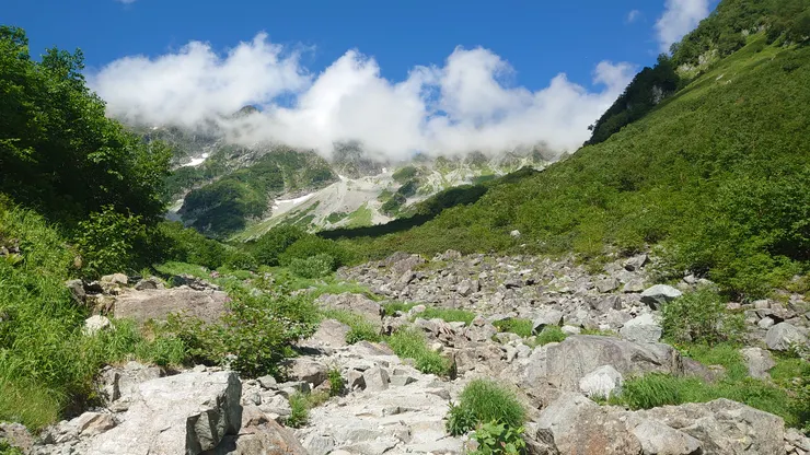 亂石坡中整備的步道