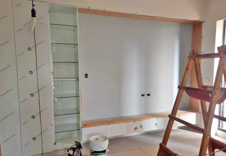 剛裝潢完的客廳，地板踩起來全是細沙的摩擦感，光線完全透不進來。