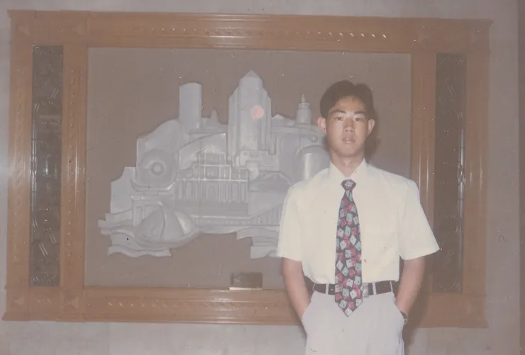 這是西元1995年7月攝於澳門的老照片!我身後可以看到大三巴牌坊!