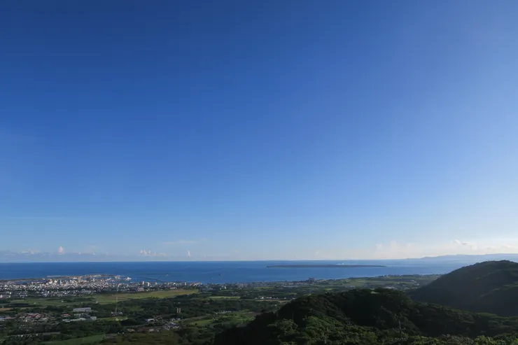 這是往西南方拍。前方建築密集的地方就是石垣島市區、港口，搭郵輪過來就是從那裏上岸。遠方則是鄰近幾個小島，近的是竹富島，遠方比較大的西表島。