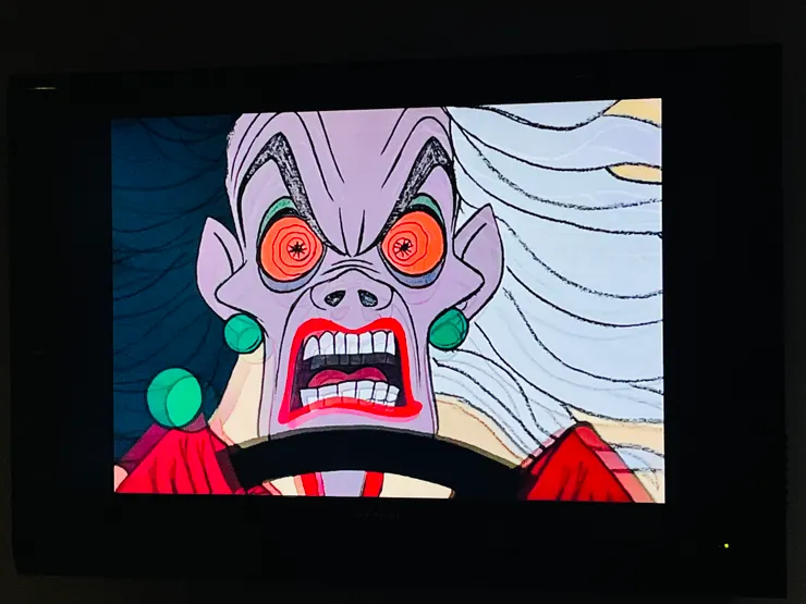 上面那部影片的節錄畫面-壞女人庫伊拉(表情很到位，特別拍下來)