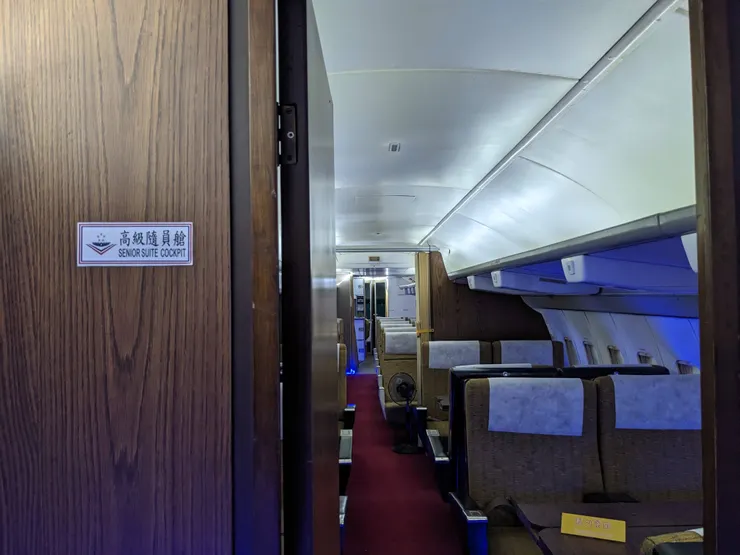 解鎖總統專機駕駛艙！實際探訪中美號內裝！右側國旗為什麼要反過來？／圖源：陳穩