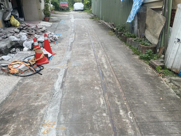 糖鐵員林線也有與台鐵連通，因此再往員林車站方向還有鐵路，而且是三軌構造