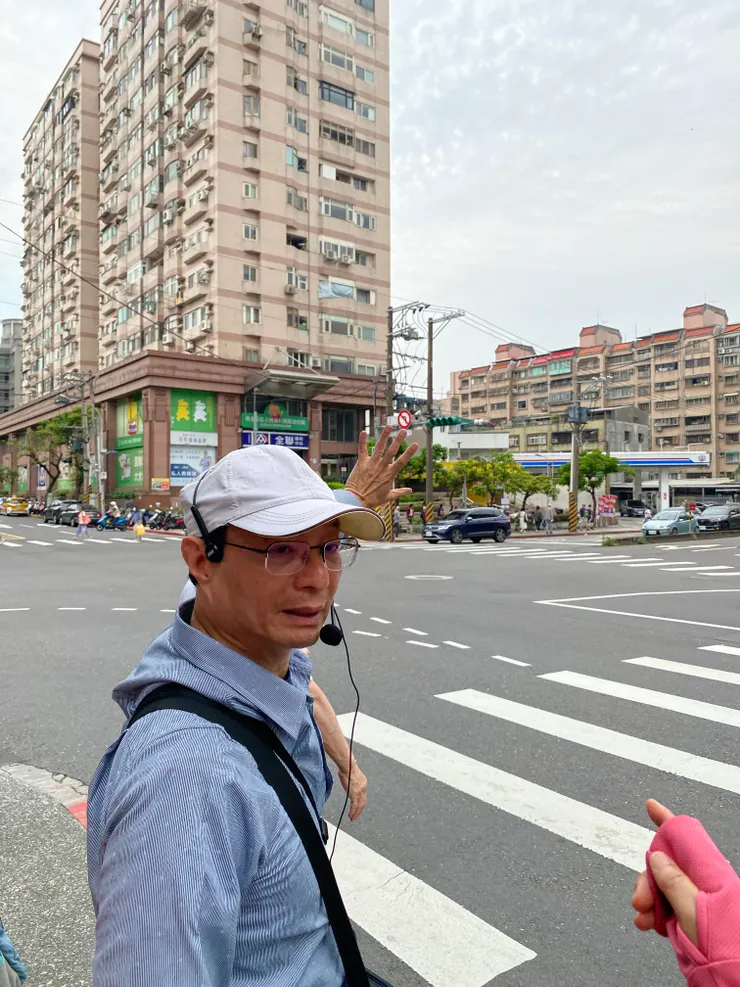 溪水往全聯的方向流動