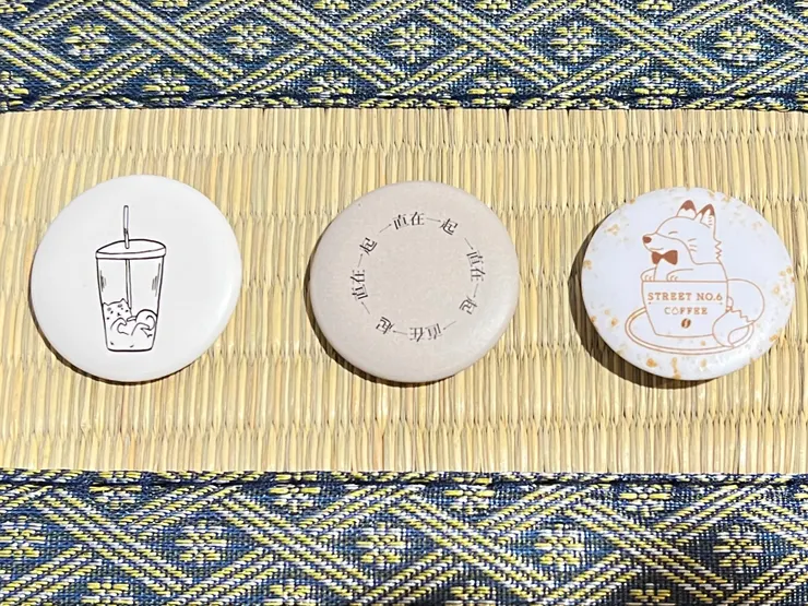 左、中是在小日子買的別針，右是在街口6號珈啡廳買的別針。