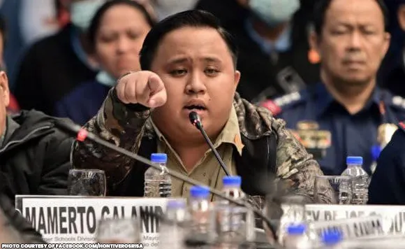 圖片法庭上仍趾高氣昂的創始人－奎拉里奧