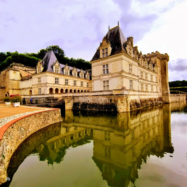 【羅亞爾河水環護城樓兼滋養花木！古堡在護城河中的倒影。】