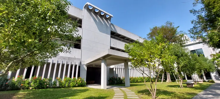 美術館正門前庭