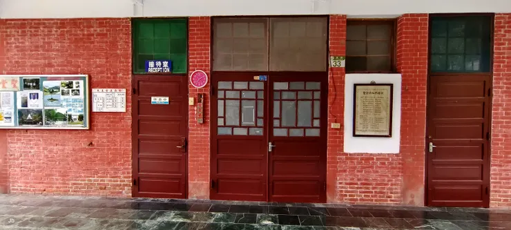 【經過天主堂到活動中心吃早餐！古樸的紅磚建築，很有味道。】