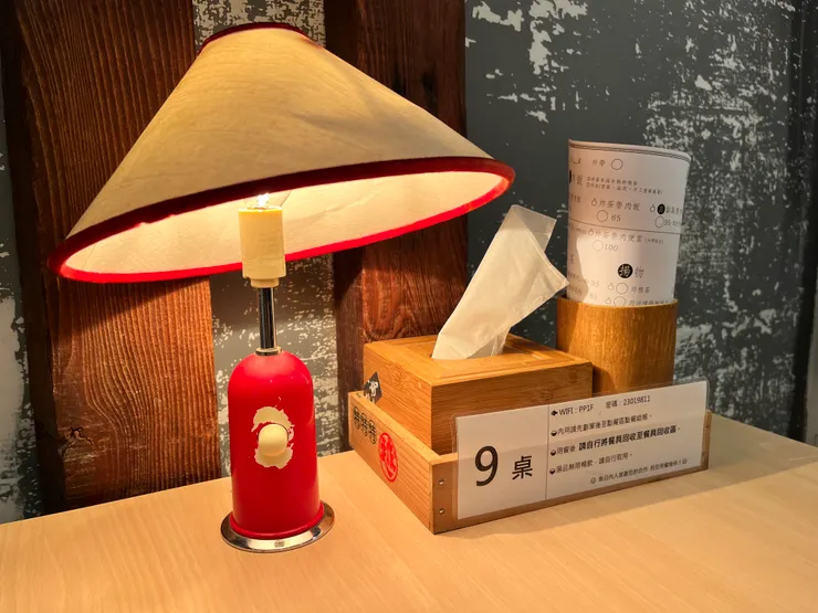 桌上都有一盞可愛的燈,還有wifi唷