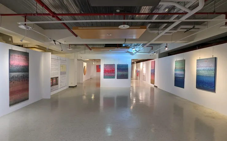 積吶虹光，〈青天白日滿地「虹」〉，2017年，壓克力顏料、紙。