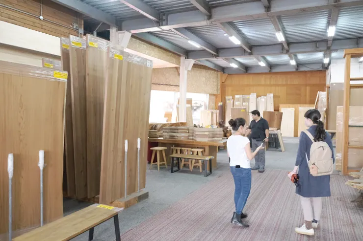⬆️ 展示中心可供現場挑選木材