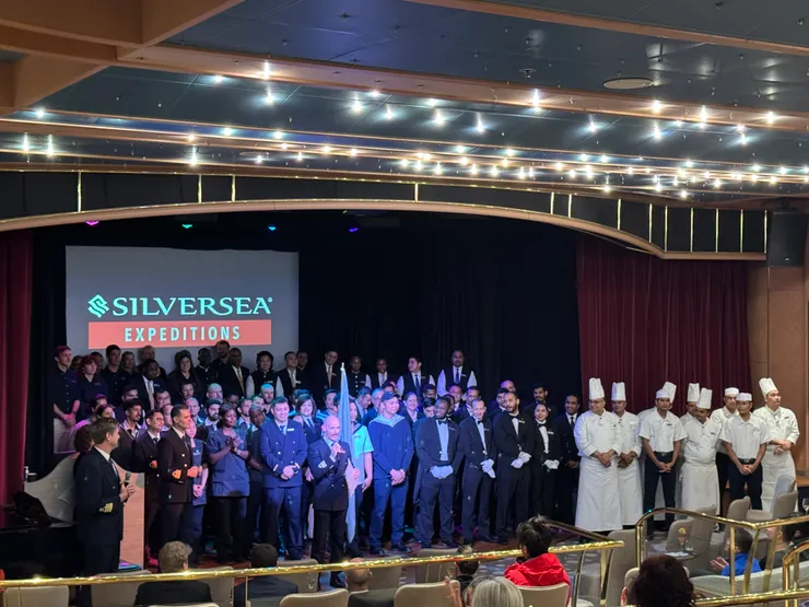 最後結束的送別會，船長與工作人員領隊上台也是在這裡