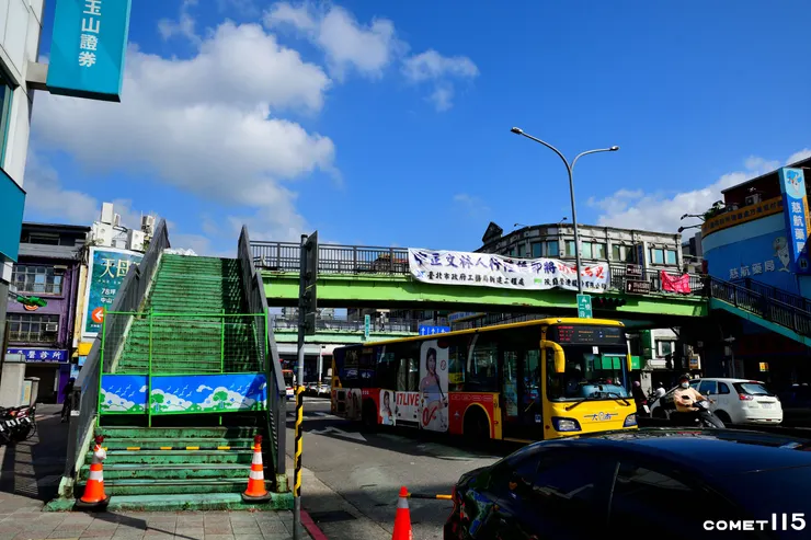 同期要被拆的士林中正文林天橋已開始拆除工作
