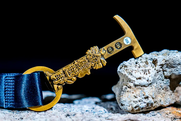 以礦業歷史為發想而設計的完賽獎牌(圖片來源:金礦越野官方臉書帳號)