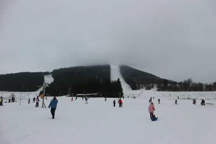 雪季一到，歐洲滑雪場每個週末都人潮滿滿