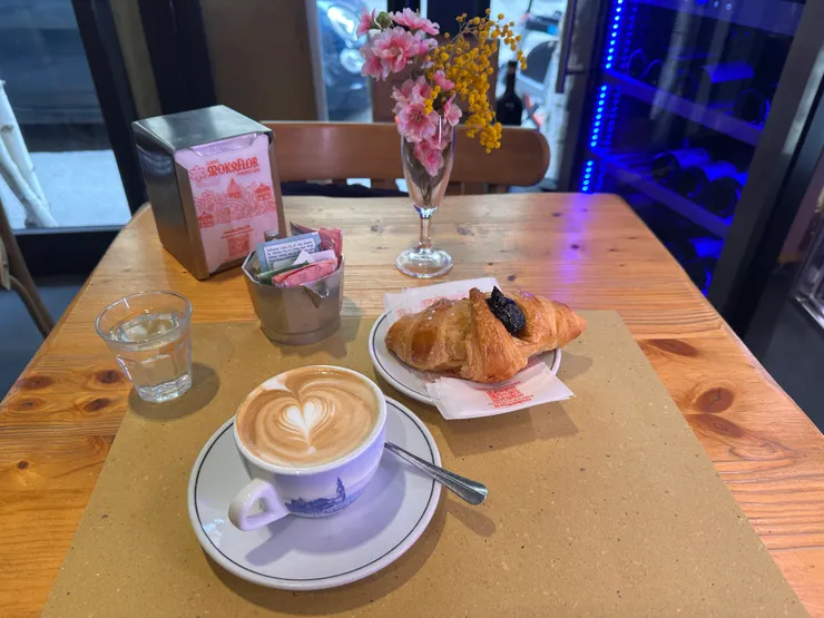 佛羅倫斯的早餐：卡布奇諾加黑莓醬可頌