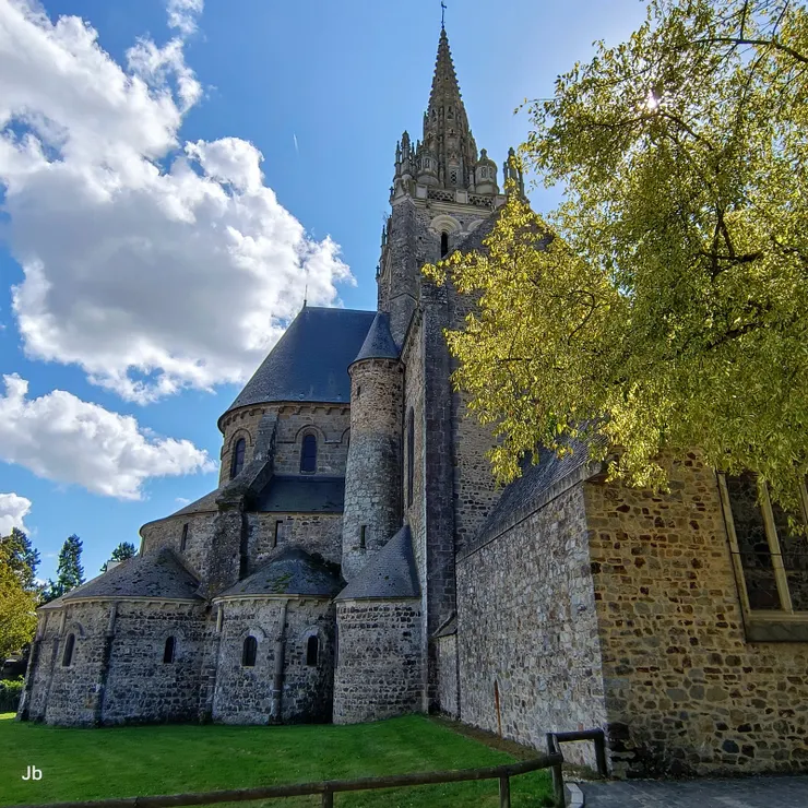 【途經阿韋涅爾聖母大教堂小停留，它在拉瓦勒奠基千年無須我聽說！教堂背面。】