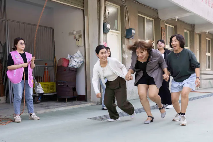 Saling bergandeng tangan bersama-sama melewati masa menopause dan masa sarang kosong.