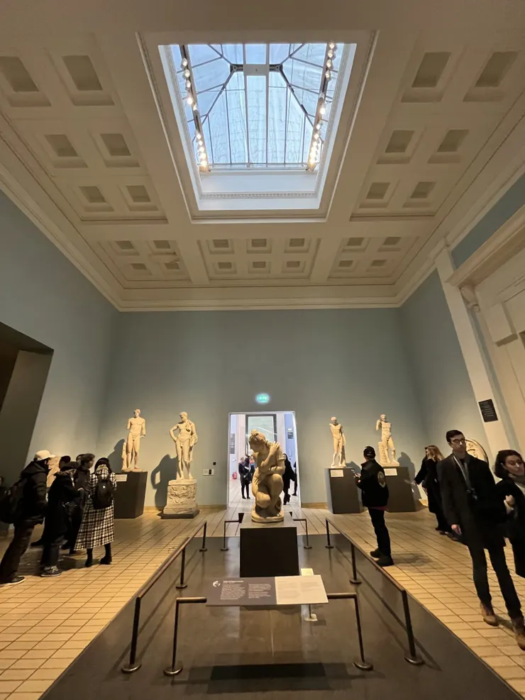 展廳上的天窗目前採用帆布蓋上，下面的維納斯雕像是其他單位長期借展的文物，圖片來源：Artnet/ Photo: Cristina Ruiz