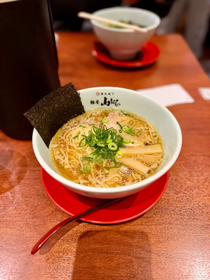 麺屋山むら的醬油拉麵，不錯～