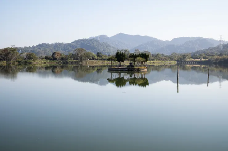 寧靜的湖面，有座小巧的百年土地公廟