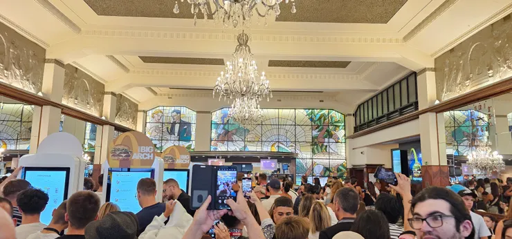 最美麗的麥當勞,牆壁都是非常漂亮的彩繪玻璃。但是整間都擠滿人,根本無法移動。