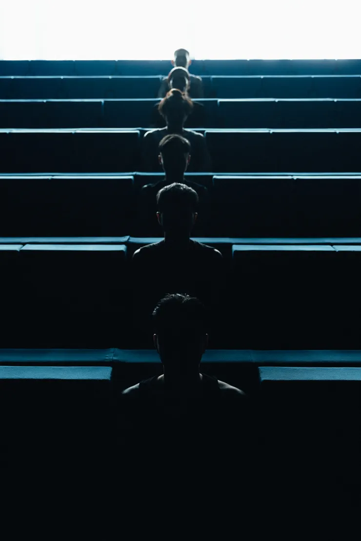 《百葉》中的六位表演者，與台北藝術中心的座位的「互動」，像是百葉窗的構成方式。攝影/陳藝堂