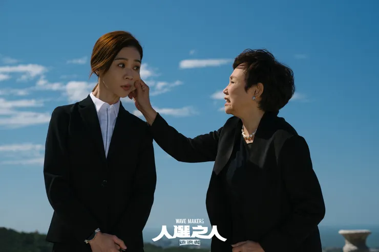 本劇的人物對白自然又生動(劇照中這段母女對話很逗趣)