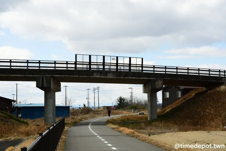 跨越舊鐵路的跨線橋上還留著防掉落物的鐵絲網