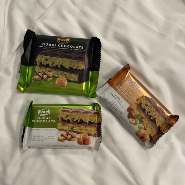 左邊兩個都是杜拜巧克力，右邊是榛果口味的。三款吃完都滿膩的，需要配咖啡。