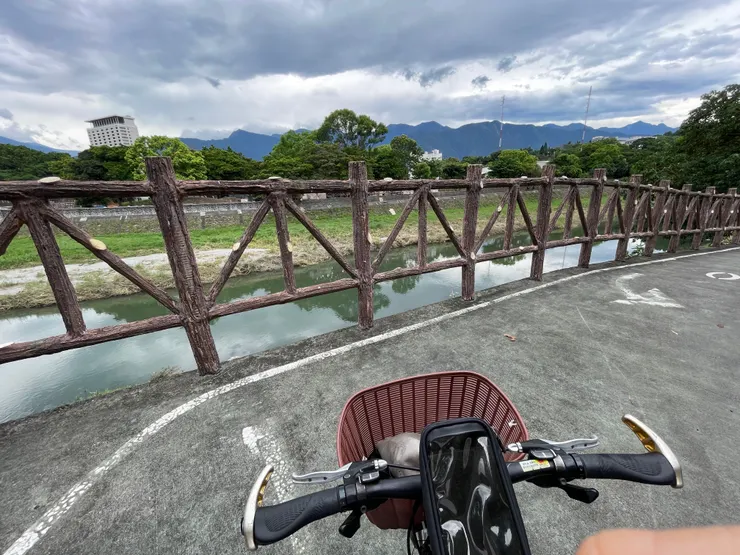 從火車站沿著美崙溪自行車道可以騎到南濱公園