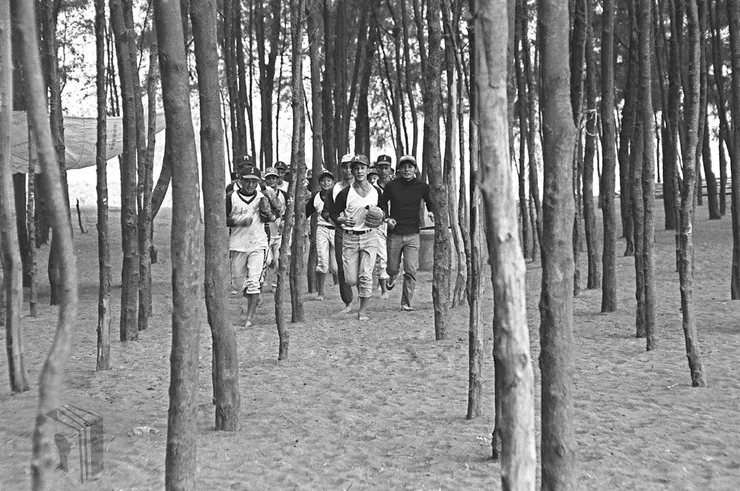 圖4 美和中學青少棒隊於樹林中進行體能訓練  案名：體育活動(運動會、區運、棒球賽) 檔號：0060/0069/1 來源機關：行政院新聞局 管有機關：國家發展委員會檔案管理局