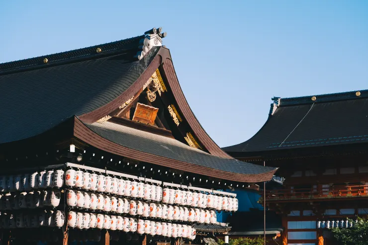 位在神社中央的舞殿,掛有好幾排祇園當地商家奉納的白燈籠。