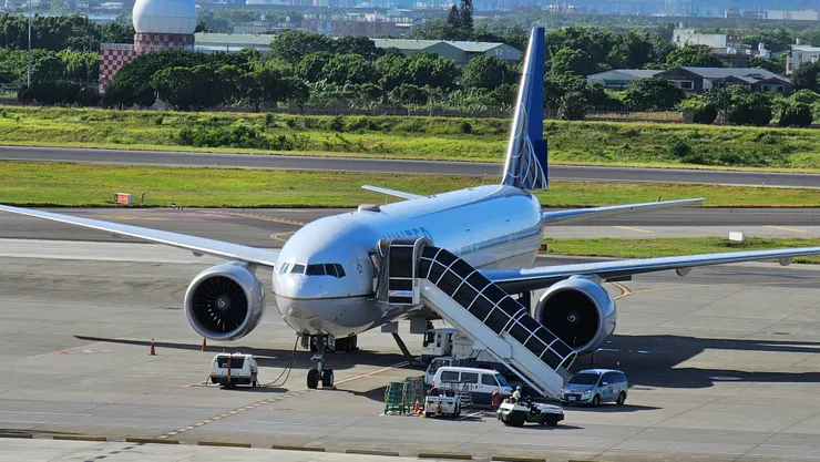 這是美國聯合航空的波音B777-300ER型客機!正停在桃園機場南邊外機坪整備!