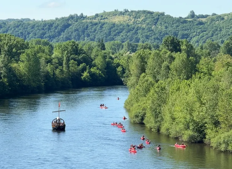 復古小船和獨木舟是多爾多涅河上美麗的風景
