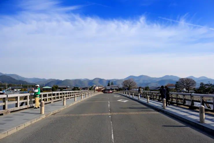 橋上空無人車，大可站路中取景。