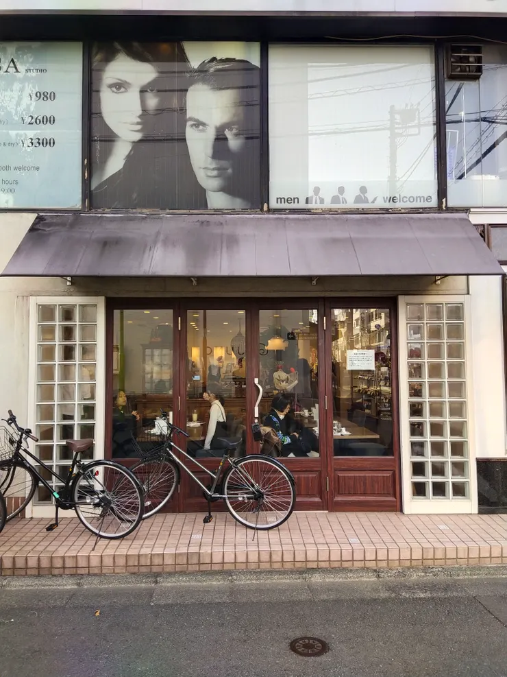 樓上是理髮廳，當天我就坐在腳踏車停靠的店內位子