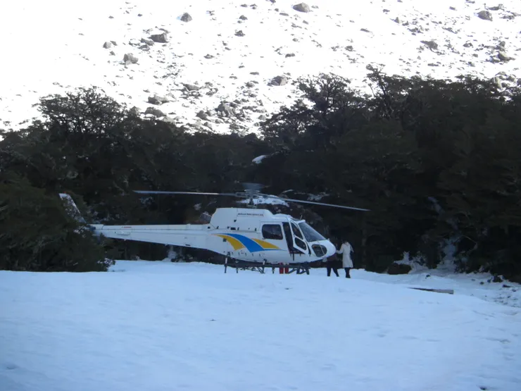 坐直升機遊覽米佛峽灣的人們。