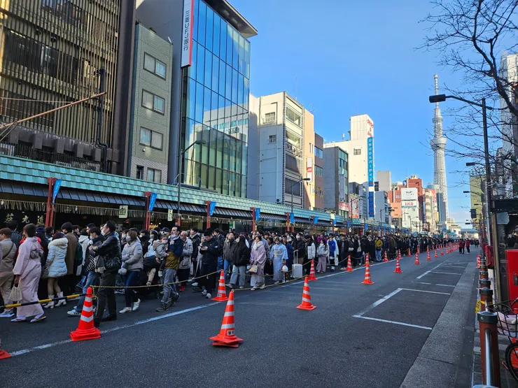 拍攝於淺草神社，從外面街道就開始拉封鎖線