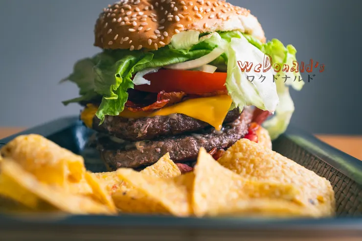 「上下兩片麵包，中間隨便，很多的Nachos！漢堡包，完成。」