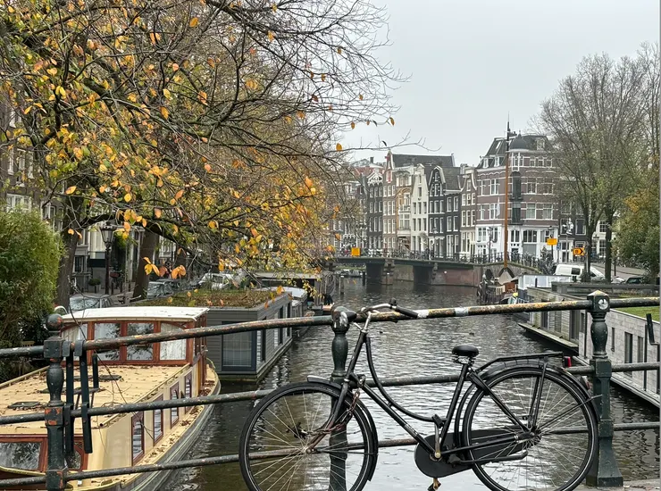 阿姆斯特丹以腳踏車為主要交通方式，隨處可見每個人特殊的腳踏車騎法和停法，但在這之前可是充滿了汽車和交通堵塞的問題，想要造就一個更好的環境需要政策和每個個人的共同努力 ：）