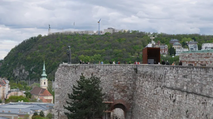 城堡很大，而且想要走下去河邊，路會彎來彎去的，不會讓你直線就抵達，很有趣xD