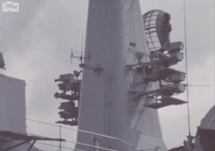 12M型巡防艦桅杆上的667型干擾器，左右舷各兩個天線，一個負責S波段一個負責I波段。