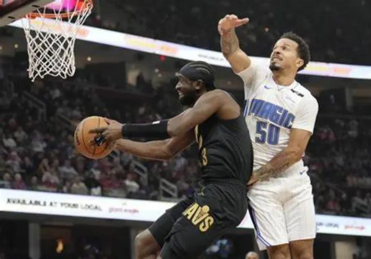 拉卻特避過對手球員飛身上籃