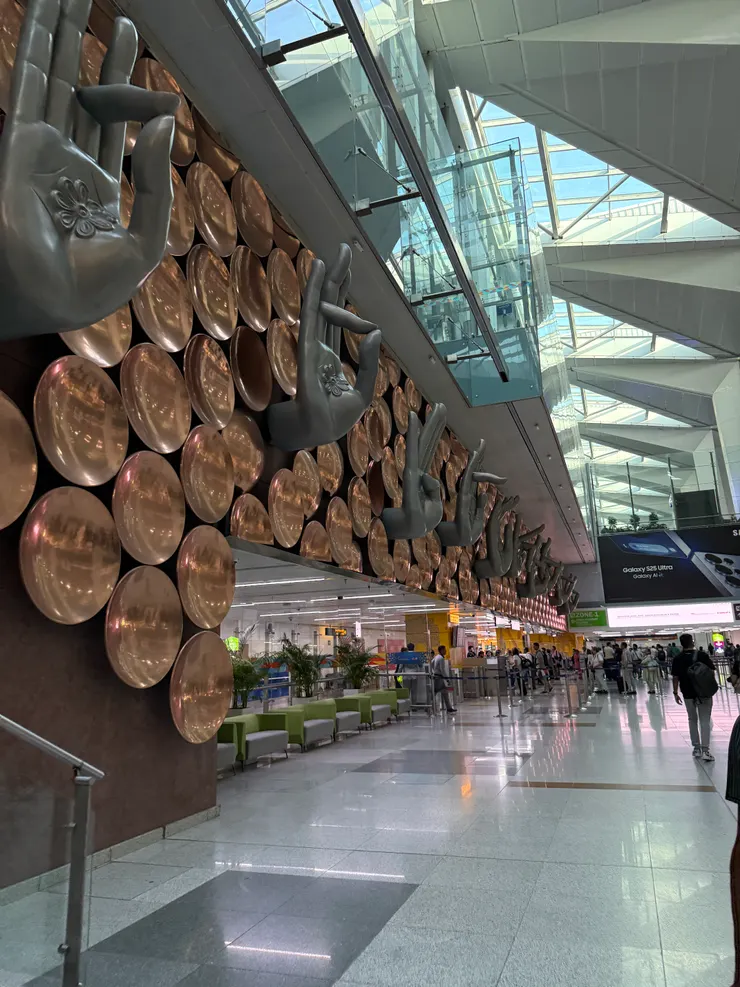 新德里機場!有名的佛手牆來一張